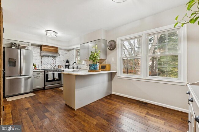 215 Commons Dr NW in Vienna, VA - Building Photo - Building Photo