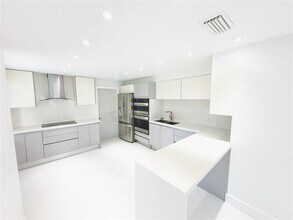 1549 Barcelona Way in Weston, FL - Building Photo - Building Photo