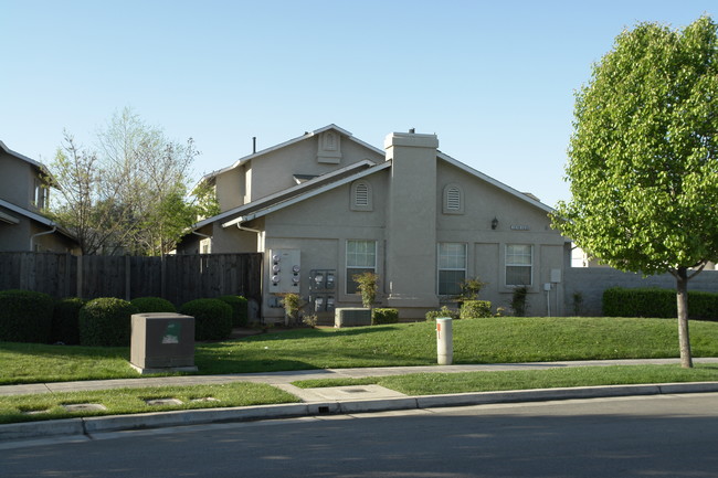 1219 W Spruce Ave in Fresno, CA - Foto de edificio - Building Photo