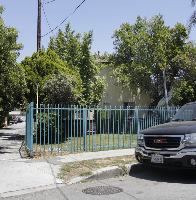 6024 Hazelhurst Pl in North Hollywood, CA - Foto de edificio - Building Photo