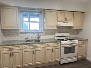 156 Grand St in Croton-on-Hudson, NY - Foto de edificio - Building Photo