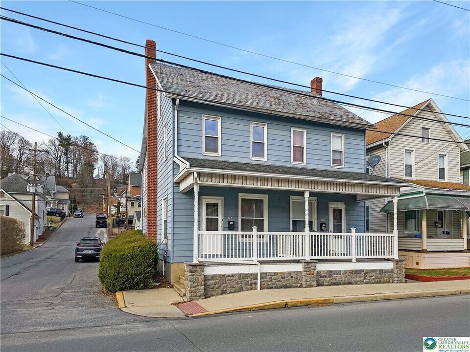 242 S 1st St in Bangor, PA - Building Photo