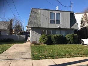 35 Linwood Rd S in Port Washington, NY - Building Photo - Building Photo