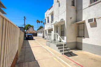 2917 Walton Ave in Los Angeles, CA - Building Photo - Building Photo