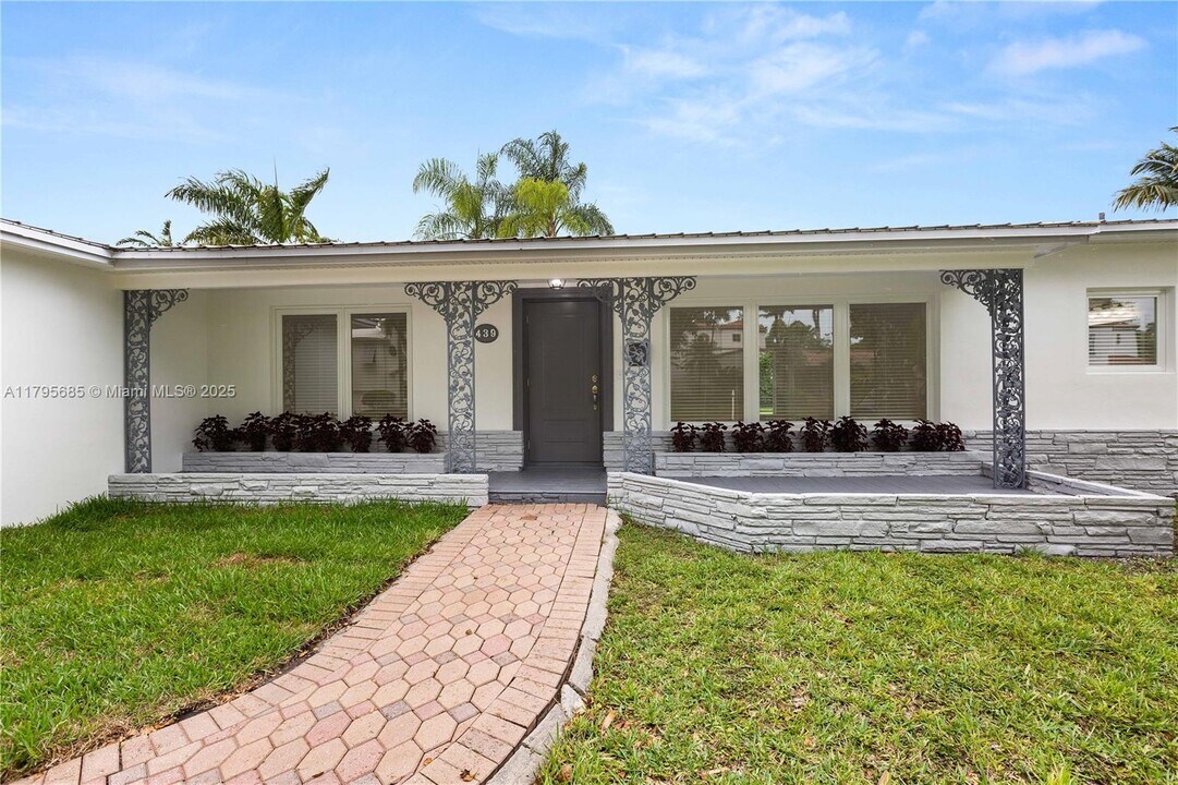 439 Bargello Ave in Coral Gables, FL - Building Photo