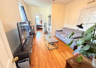 202 Market St, Unit #3 in Boston, MA - Foto de edificio - Building Photo