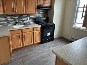 218 Freeman Ave in Jersey City, NJ - Building Photo - Building Photo