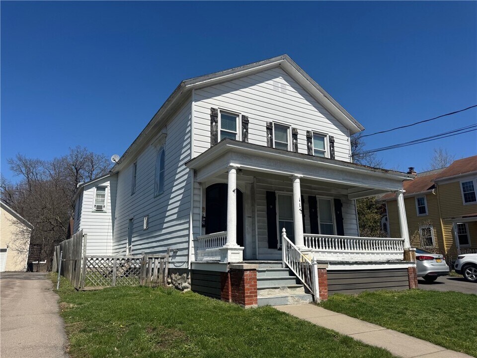 113 W Main St in Palmyra, NY - Building Photo