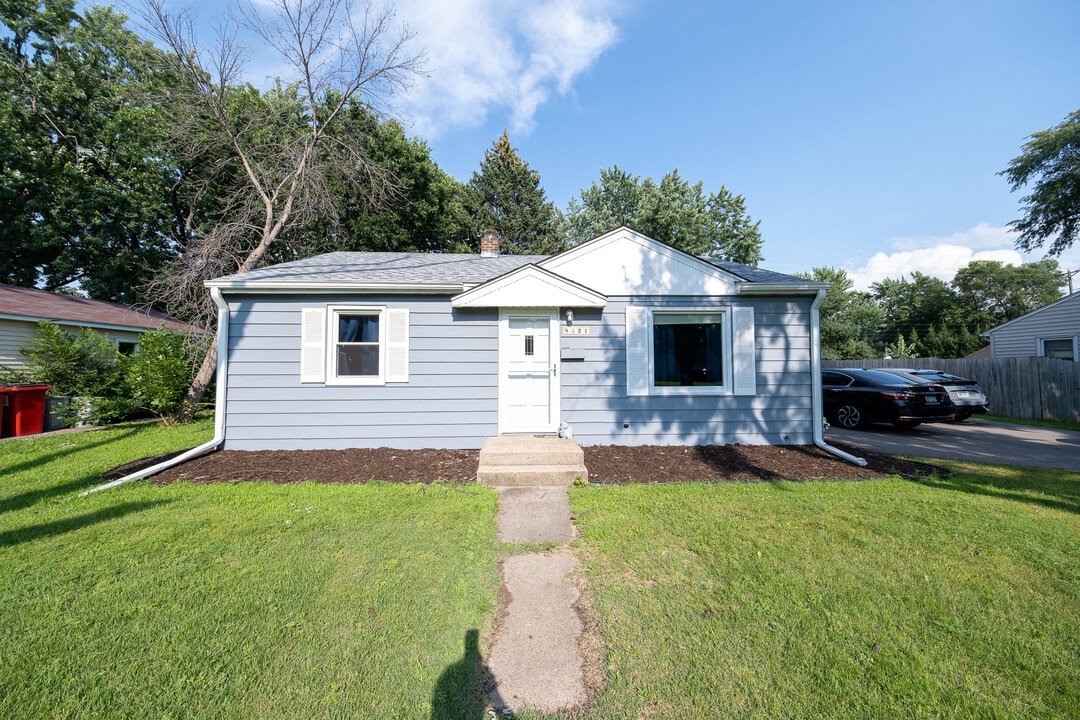 8521 Nicollet Ave in Bloomington, MN - Building Photo