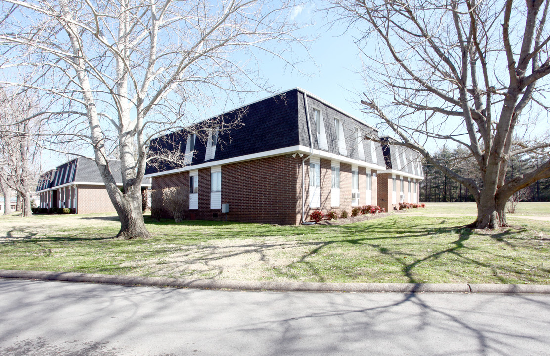 Colonial Village in Columbia, TN - Building Photo