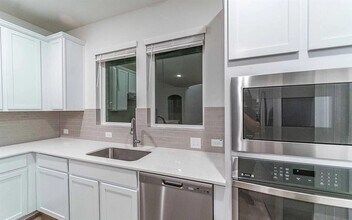 213 Alicante Ln in Liberty Hill, TX - Foto de edificio - Building Photo