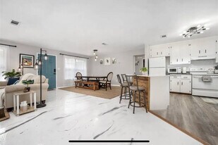 2001 N 61st Ave in Pensacola, FL - Building Photo