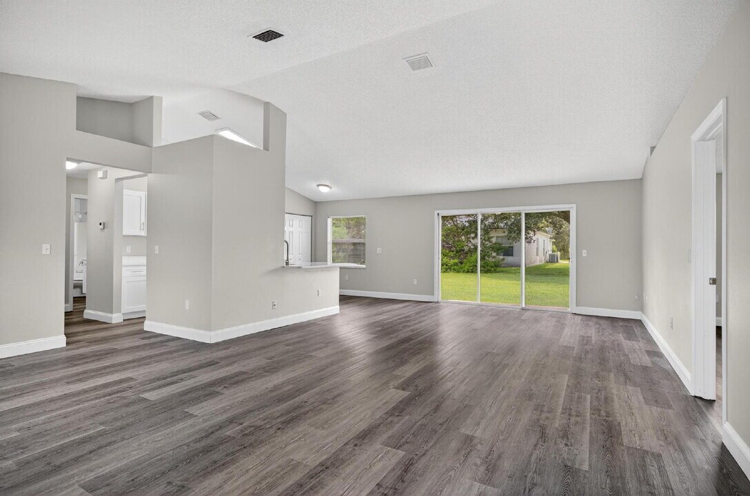 100 Burroughs Dr in Palm Coast, FL - Building Photo