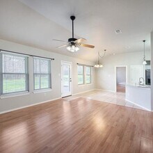 108 Halawa Ct in Bastrop, TX - Foto de edificio - Building Photo