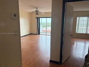 4164 Inverrary Dr, Unit 807 in Lauderhill, FL - Building Photo - Building Photo