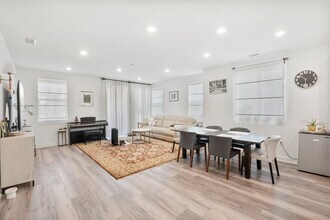 7962 Belluno Way in San Diego, CA - Building Photo - Building Photo