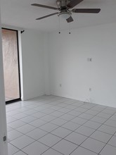 16751 NE 9th Ave, Unit 401 in North Miami Beach, FL - Building Photo - Building Photo