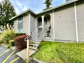 17310 NE 45th St in Redmond, WA - Building Photo