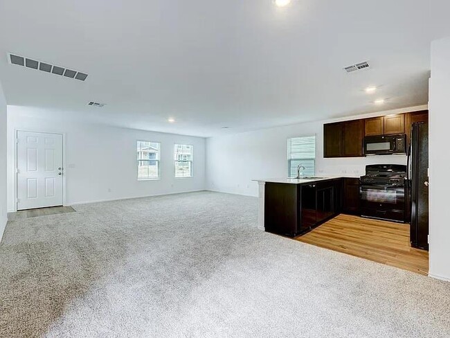 635 Whoopers Lp in Uhland, TX - Building Photo - Building Photo