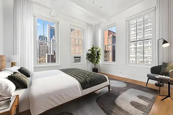 448 W 37th St