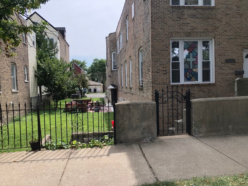 831 W 33rd Pl in Chicago, IL - Building Photo