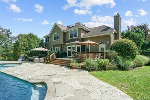 24 Charnwood Dr in Suffern, NY - Building Photo