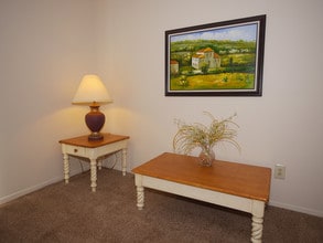 Country Knoll Apartments in Plainwell, MI - Foto de edificio - Building Photo