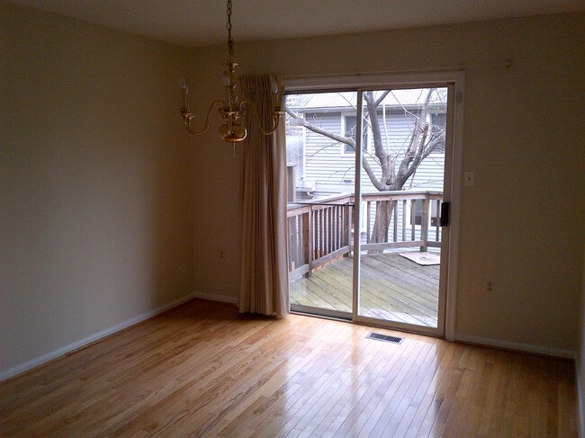 property at 725 Twin Holly Ln