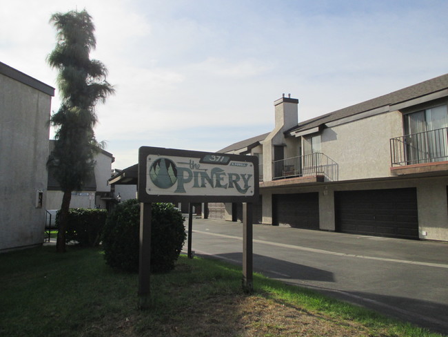 Pinery Apartments in Azusa, CA - Foto de edificio - Building Photo