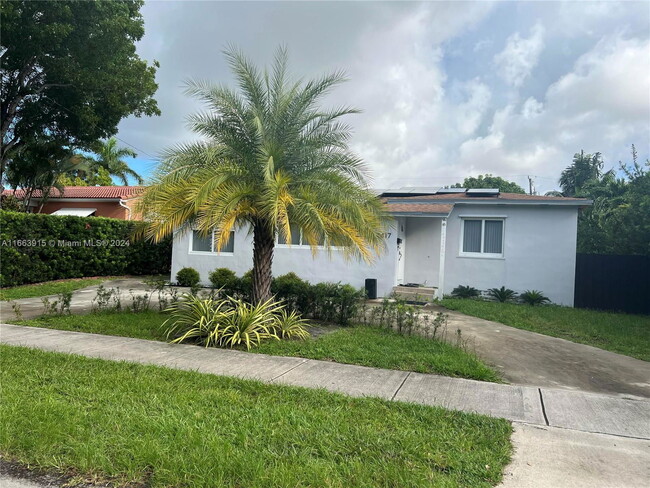 1417 Plunkett St in Hollywood, FL - Building Photo - Building Photo