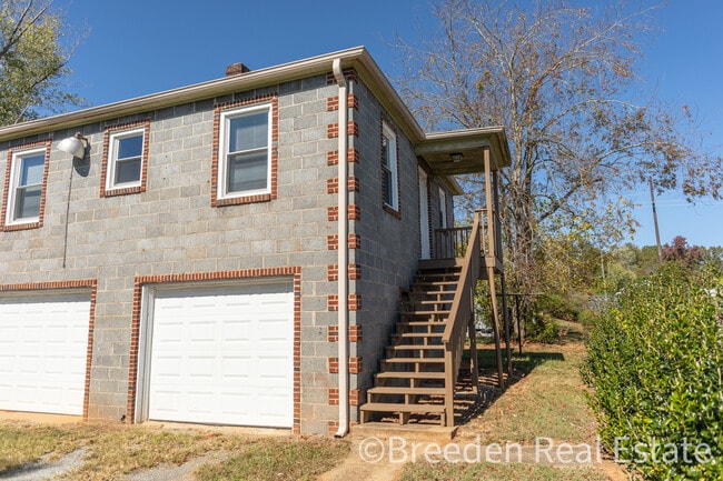 102 Brittain Dr in Morganton, NC - Building Photo - Building Photo