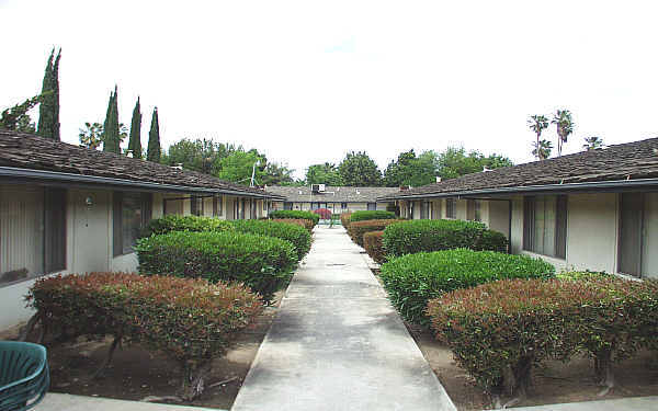 451-475 W Shaw Ave in Fresno, CA - Foto de edificio - Building Photo