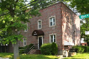 93-05 Albert Rd in Ozone Park, NY - Building Photo