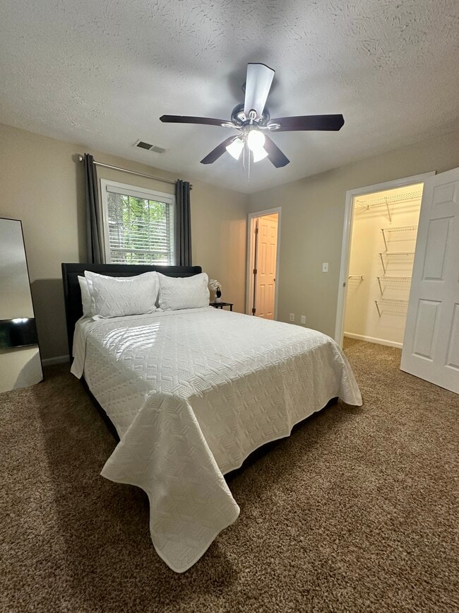 6630 Leisure Trl in College Park, GA - Building Photo - Building Photo