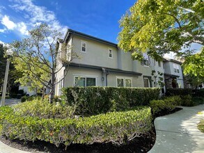 3351 Via Trentino in Costa Mesa, CA - Foto de edificio - Building Photo