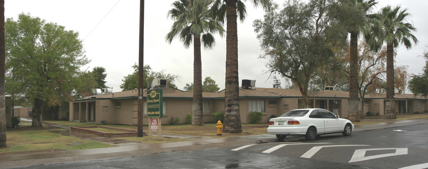 301 Courtyard Living in Phoenix, AZ - Building Photo