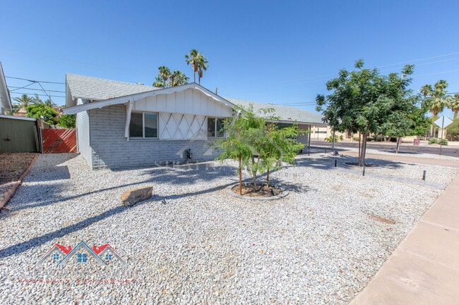 7550 E Edgemont Ave in Scottsdale, AZ - Building Photo - Building Photo