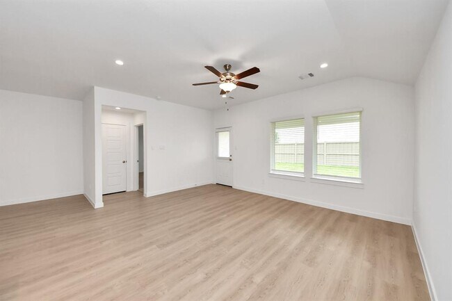 1306 Palm Tree Ln in Iowa Colony, TX - Building Photo - Building Photo