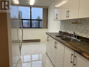 18 Knightsbridge Rd in Brampton, ON - Building Photo - Building Photo