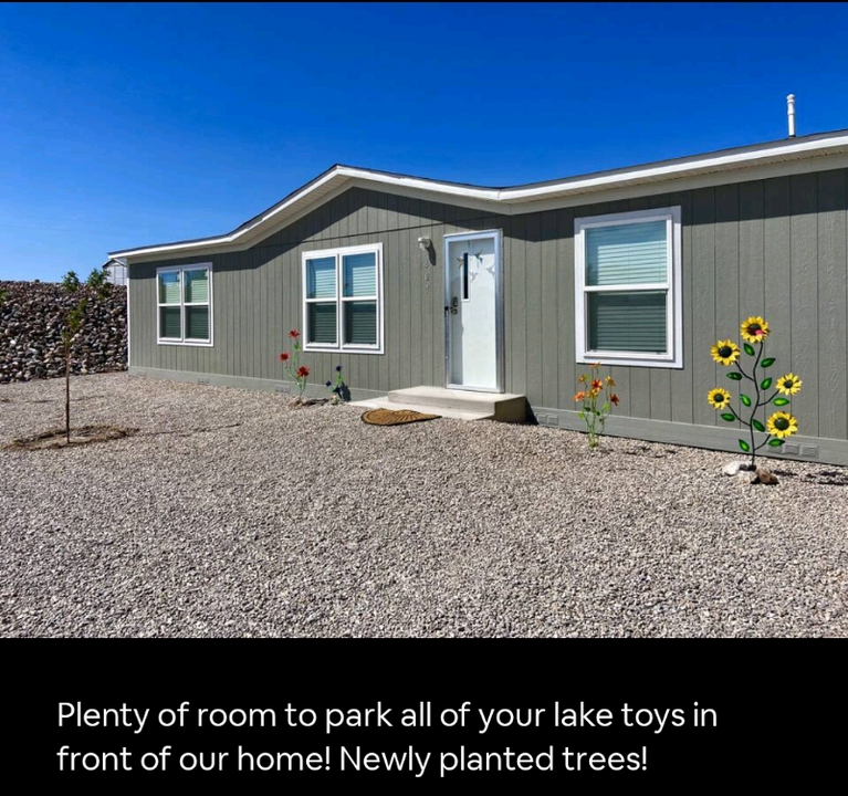 407 Hallmark St in Elephant Butte, NM - Building Photo