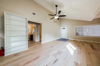 4521 Merle Dr, Unit B lower in Austin, TX - Foto de edificio - Building Photo