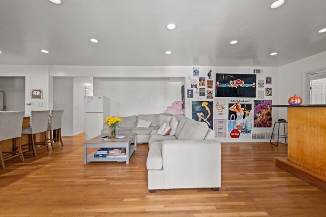 5227 E Falls View Dr in San Diego, CA - Building Photo - Building Photo