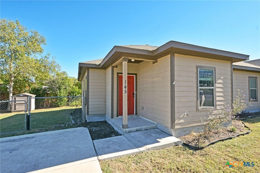 145 Rosedale Ave in New Braunfels, TX - Building Photo