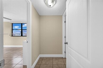 8120 Geneva Ct in Doral, FL - Foto de edificio - Building Photo