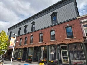 36 Pleasant St in Claremont, NH - Foto de edificio - Building Photo