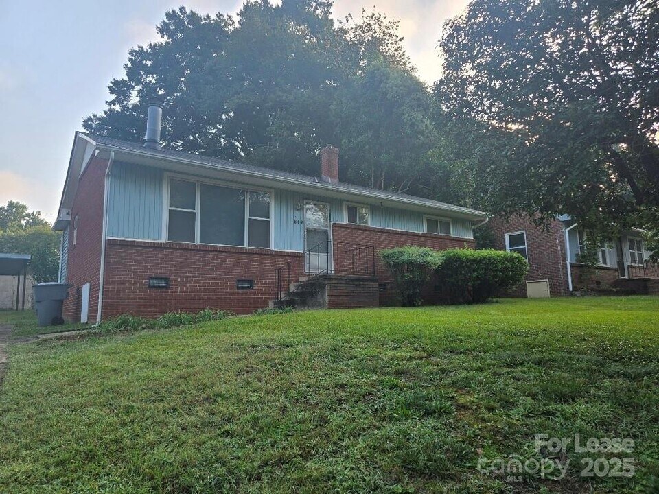 809 Wilbrown Cir in Charlotte, NC - Building Photo