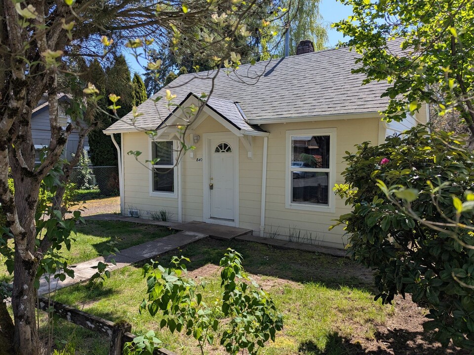 840 Marks Dr NE in Keizer, OR - Foto de edificio