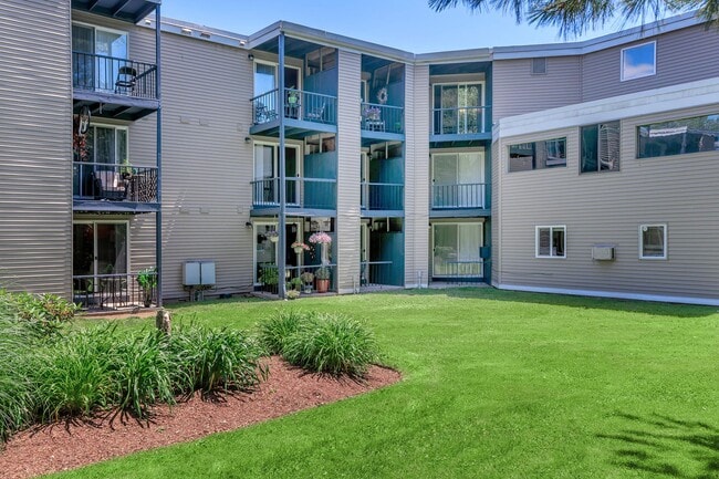 Autumn Ridge in East Haven, CT - Foto de edificio - Building Photo