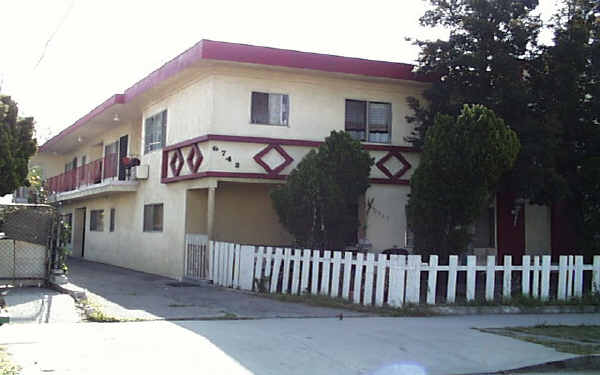 6742 Farmdale Ave in North Hollywood, CA - Foto de edificio - Building Photo