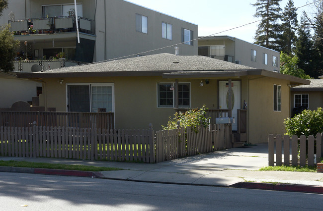 1534 Hudson St in Redwood City, CA - Building Photo - Building Photo